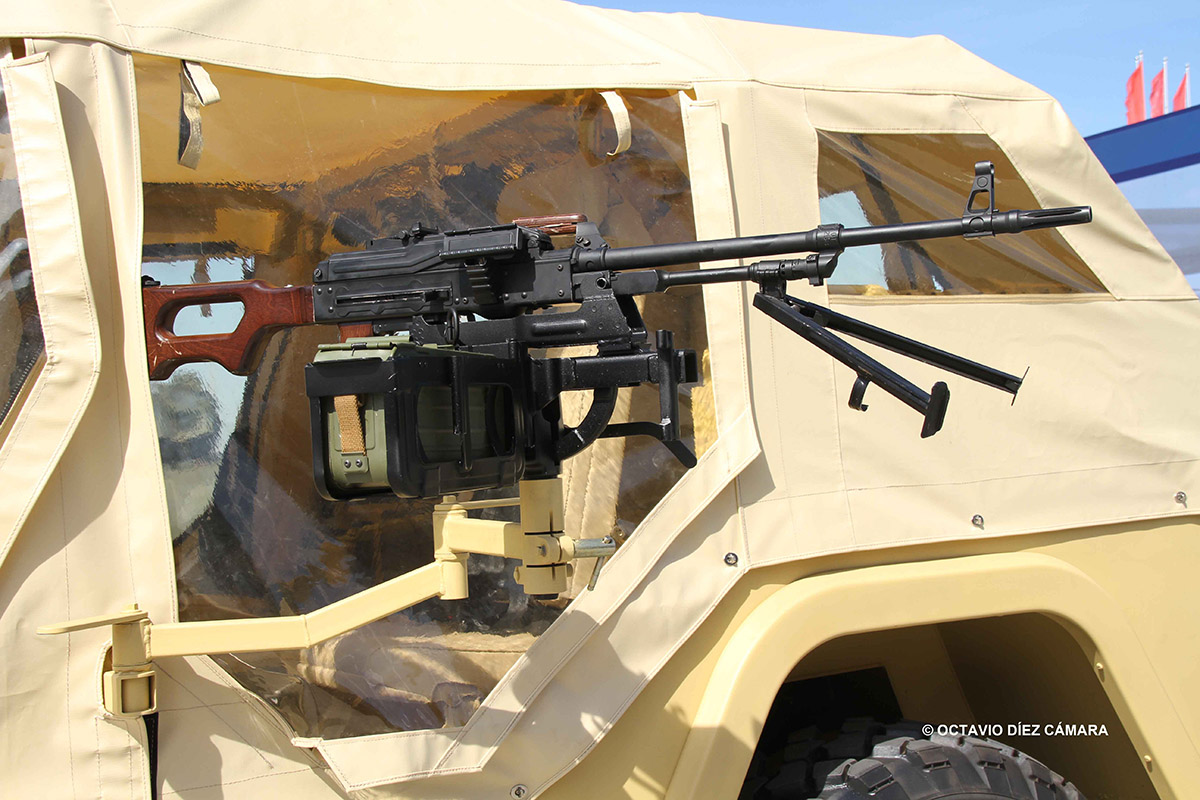 En cada costado hay un afuste donde situar una ametralladora media que provea de la necesaria capacidad de fuego para repeler distintas amenazas. (Octavio Díez Cámara)